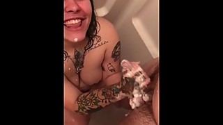 Cuckhold Films Girlfriendâ€™s facial in Shower