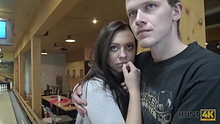 Guy penetrates attractive beauty while cuckold plays bowling